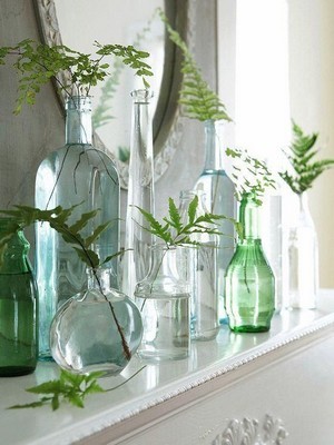 Bouteilles en verre transparentes: idées faciles de déco de fleurs